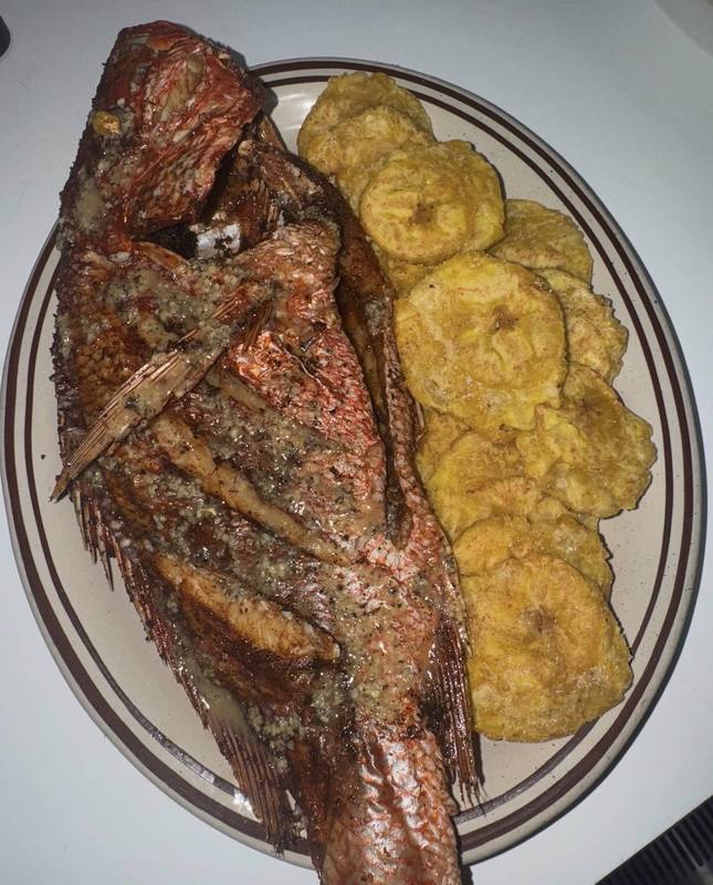 Fried fish with tostones