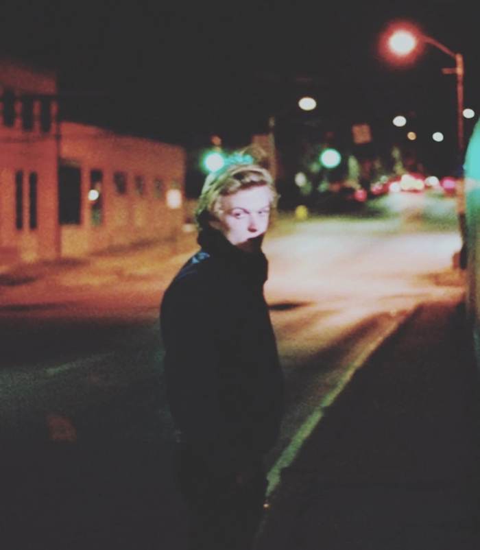 Turning back on a night street under sodium lights